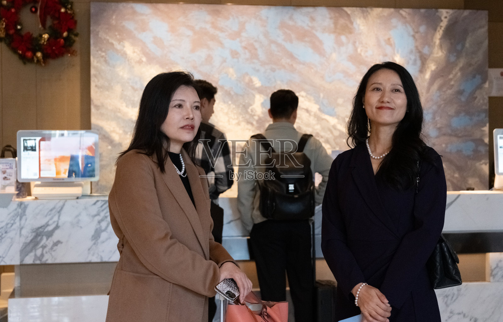 企业团队商务旅行，酒店退房照片摄影图片