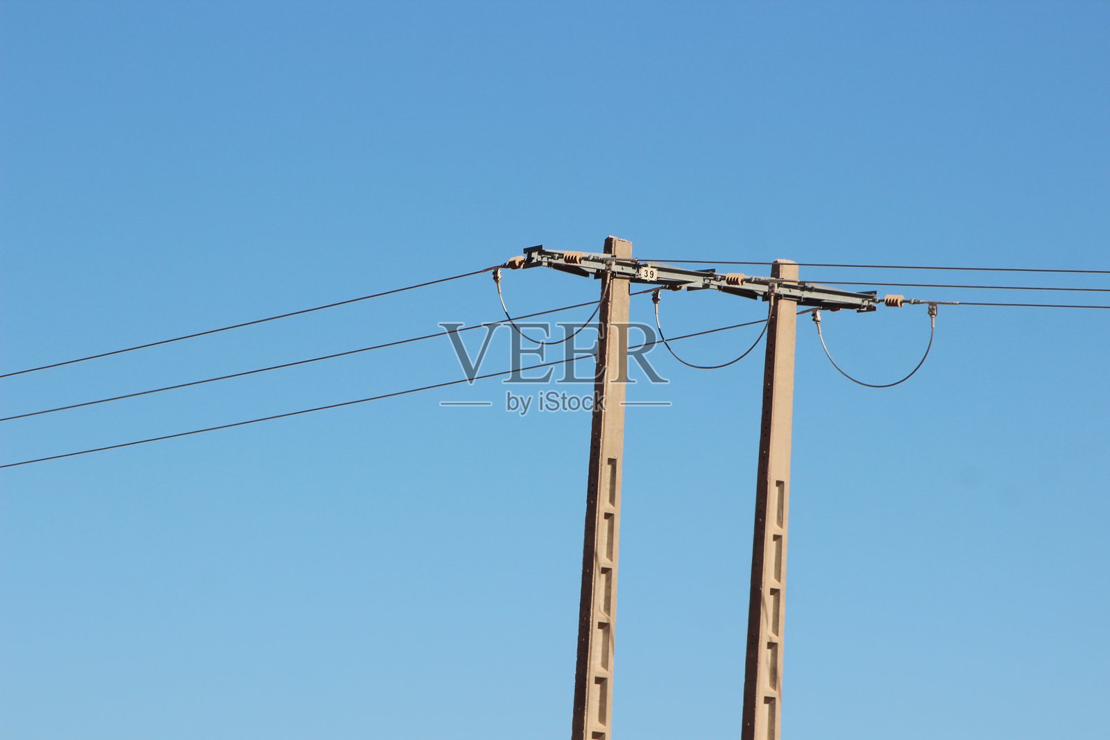 一根带电线的电杆照片摄影图片