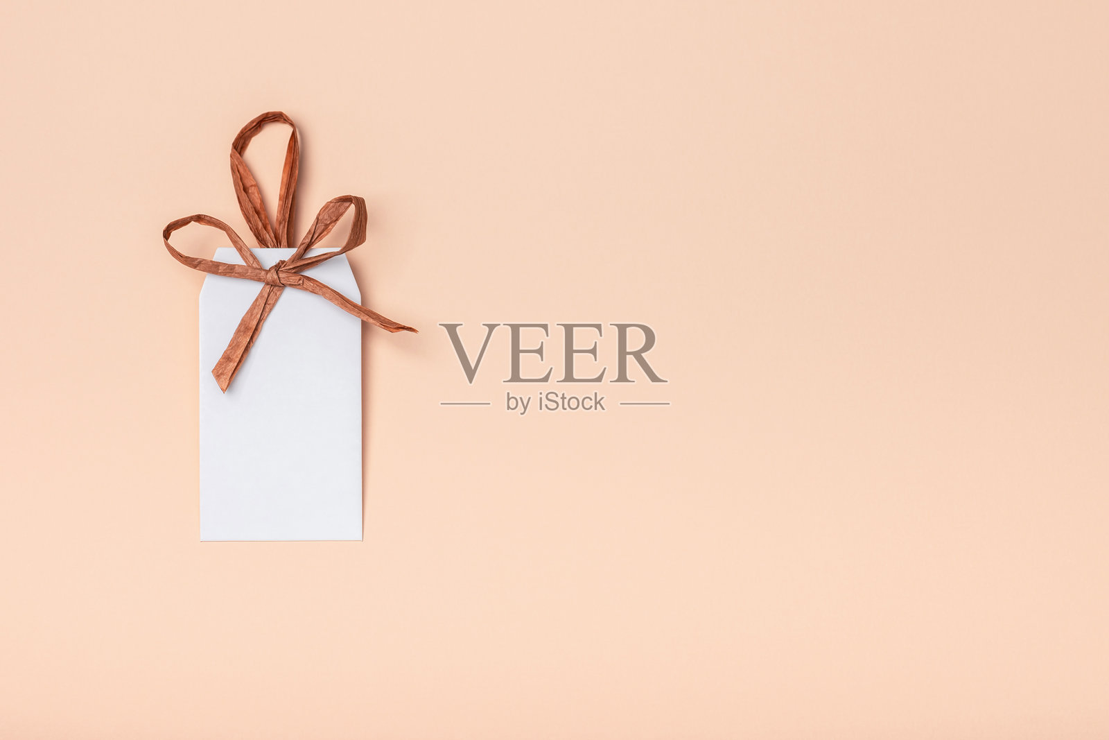 桃色背景上的空白标签。适用于复活节、国际妇女节、母亲节、情人节和生日的祝贺概念。照片摄影图片