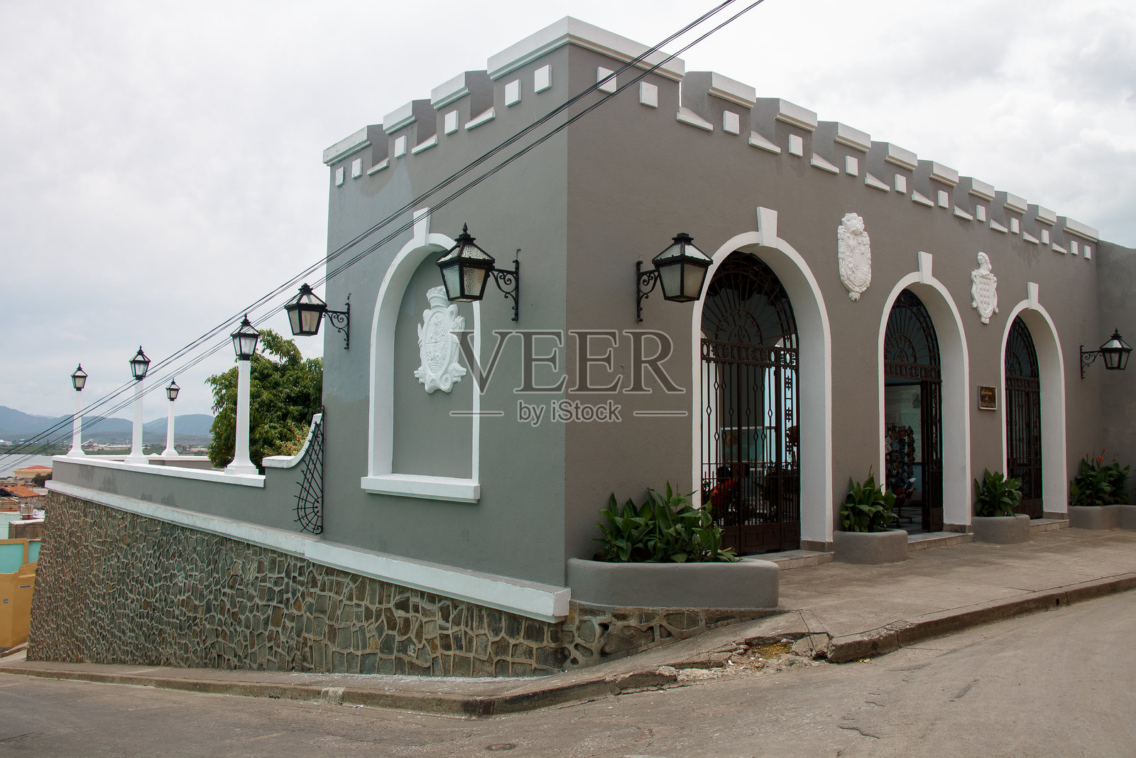 巴尔孔德维拉斯克斯历史建筑，位于古巴圣地亚哥，曾用于俯瞰海上交通。照片摄影图片