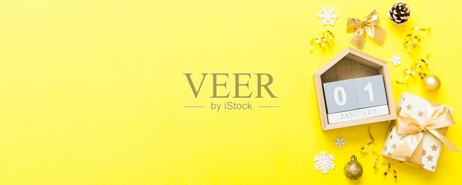 圣诞日历 1 月 1 日。圣诞礼物、松树枝、松果。平铺，俯视图。彩色背景上的新年装饰。照片摄影图片