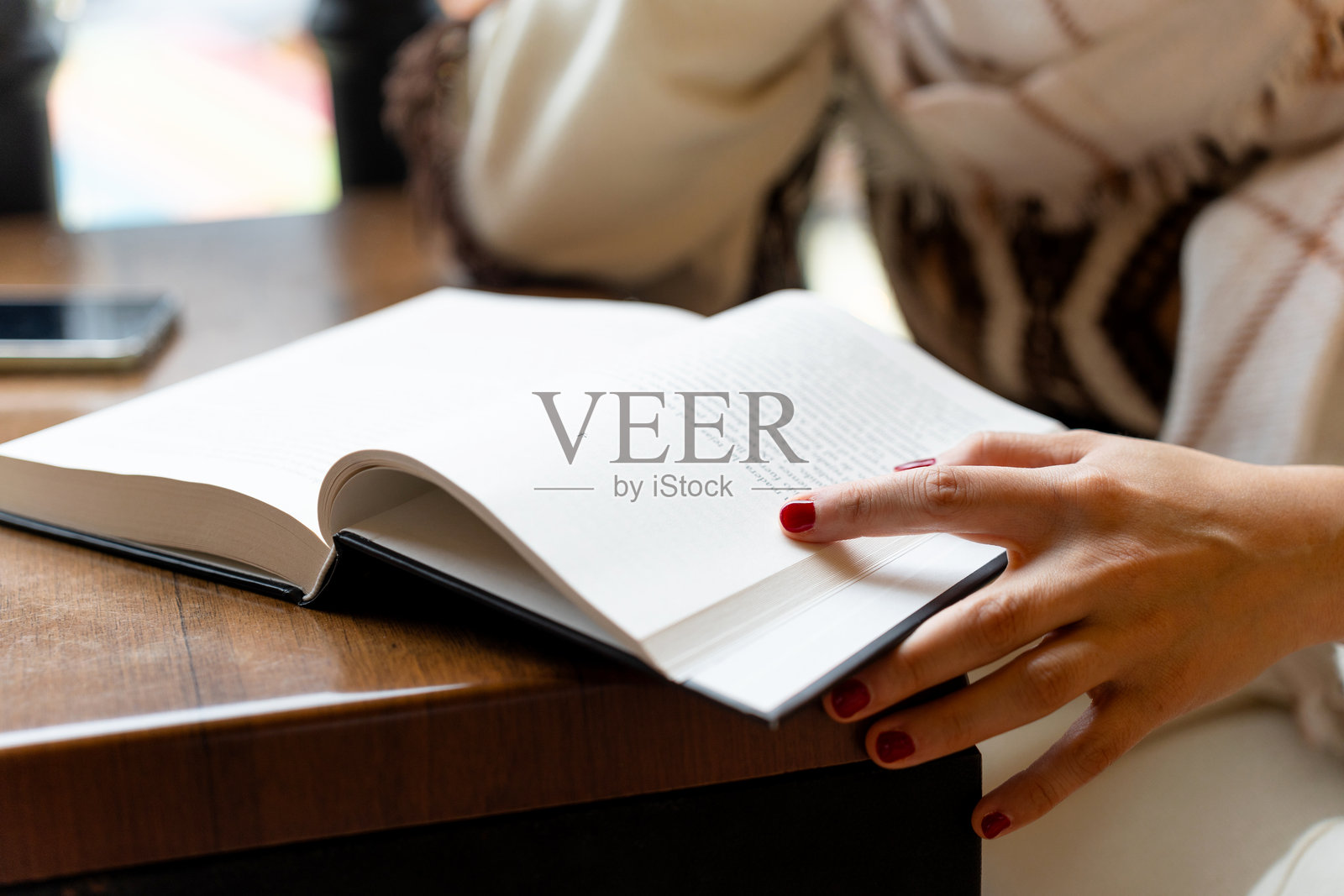 一位女性的手特写，正在翻阅她正在阅读的书页照片摄影图片