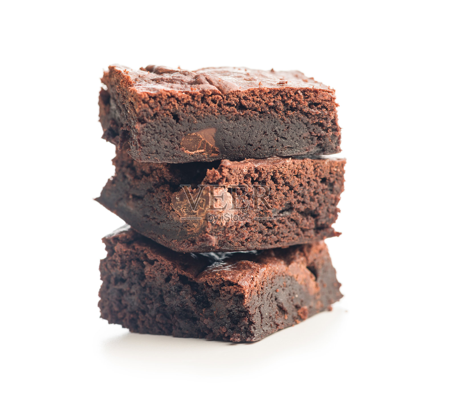 自制巧克力布朗尼，背景为白色。照片摄影图片