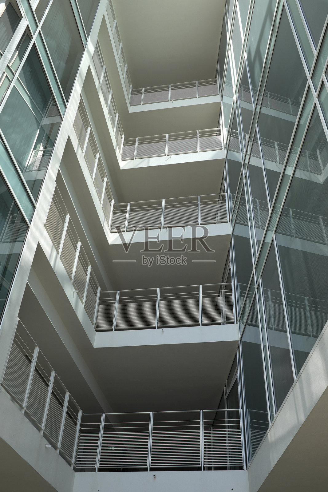 玻璃框架建筑外立面的特写照片摄影图片