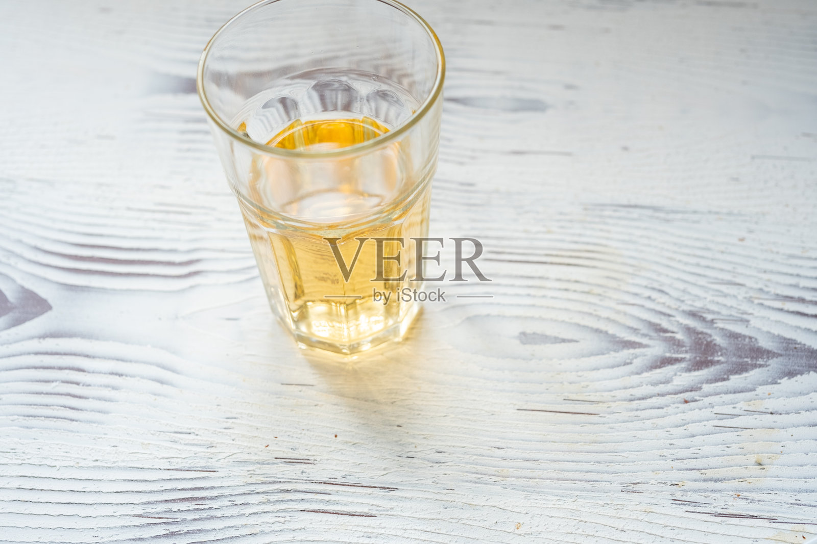 啤酒在玻璃杯中的特写照片摄影图片