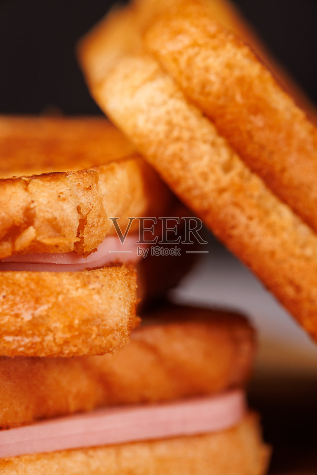 美味的奶酪火腿三明治配樱桃番茄，摆放在混凝土桌上照片摄影图片