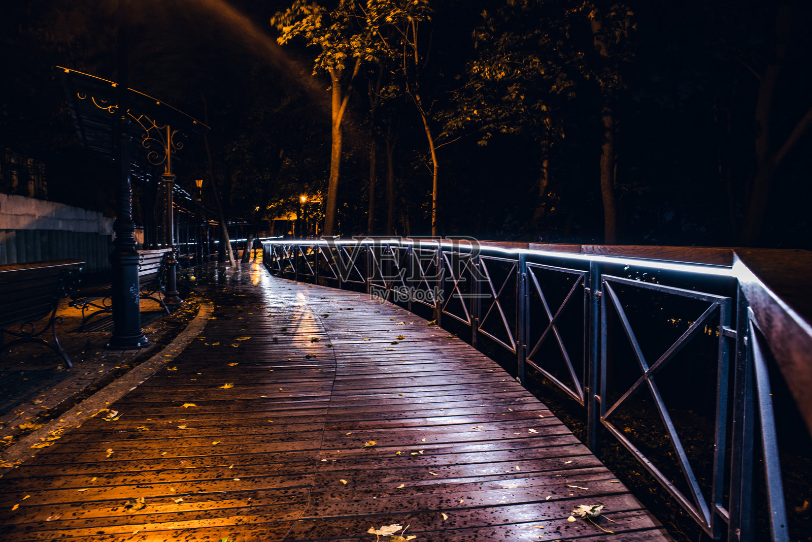 雨后公园里的弯曲木栈道照片摄影图片