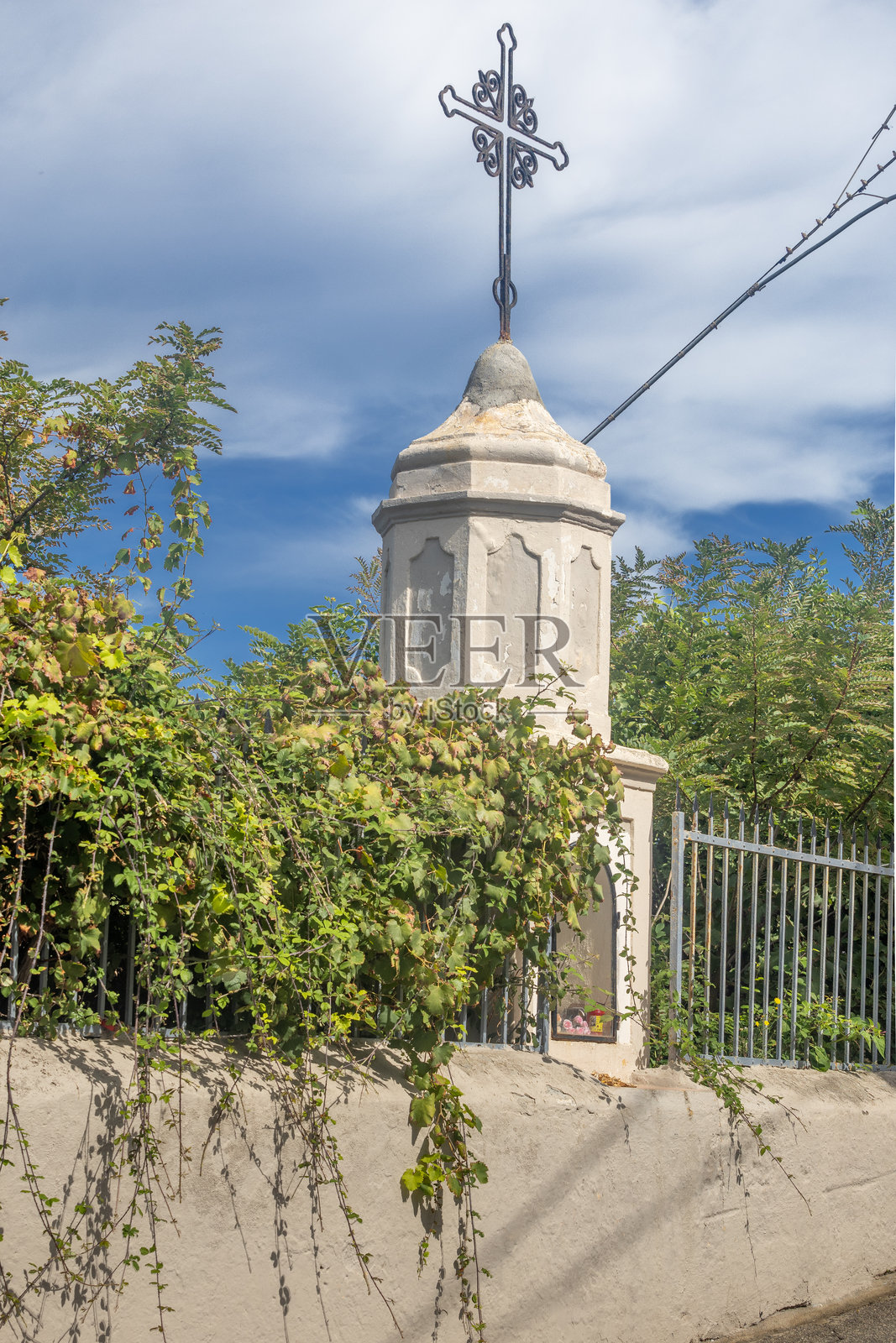 意大利卡拉布里亚省特罗佩亚市被绿树环绕的教堂小礼拜堂照片摄影图片