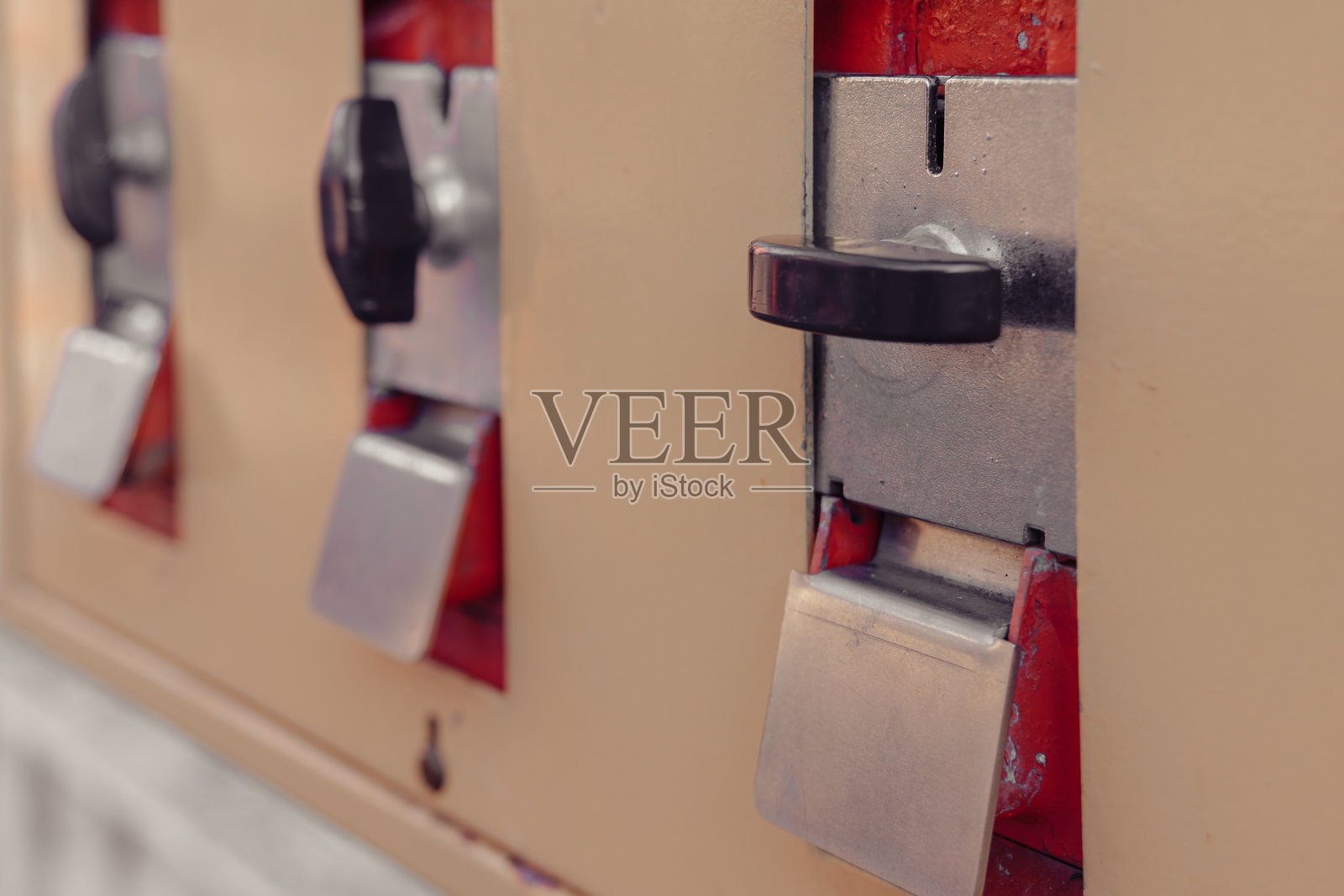 复古自动售货机，配有经典的投币口和杠杆，置身于怀旧的环境中照片摄影图片