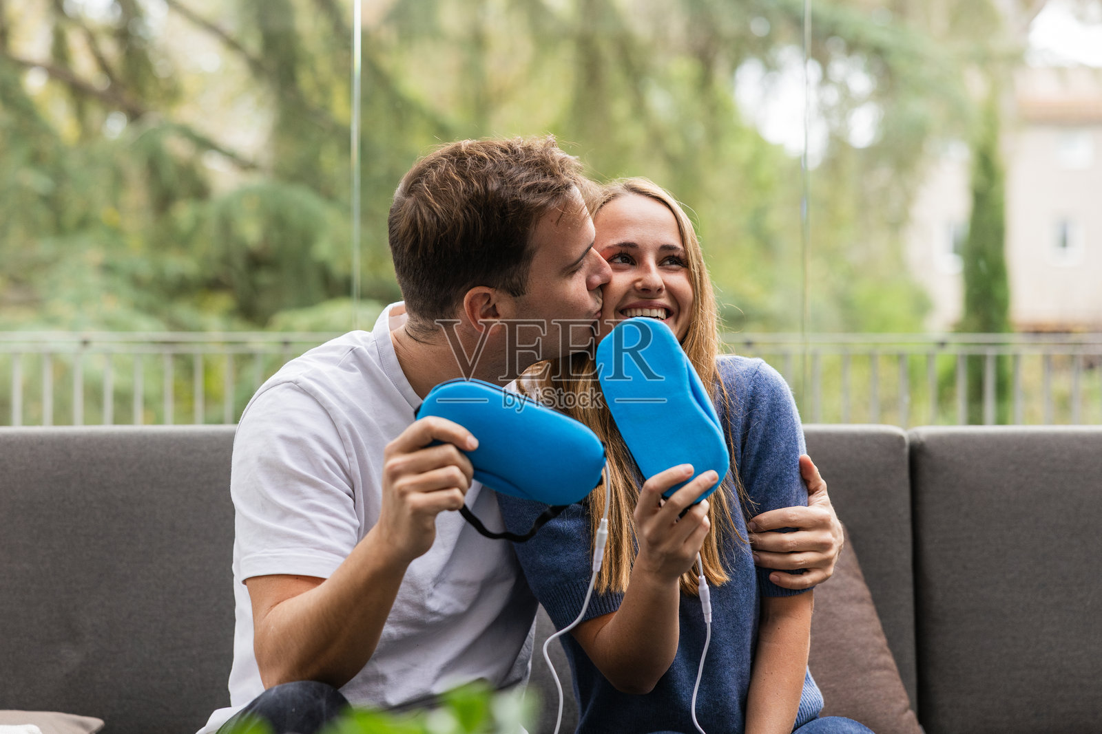 快乐的情侣展示具有温控功能的创新睡眠面罩照片摄影图片