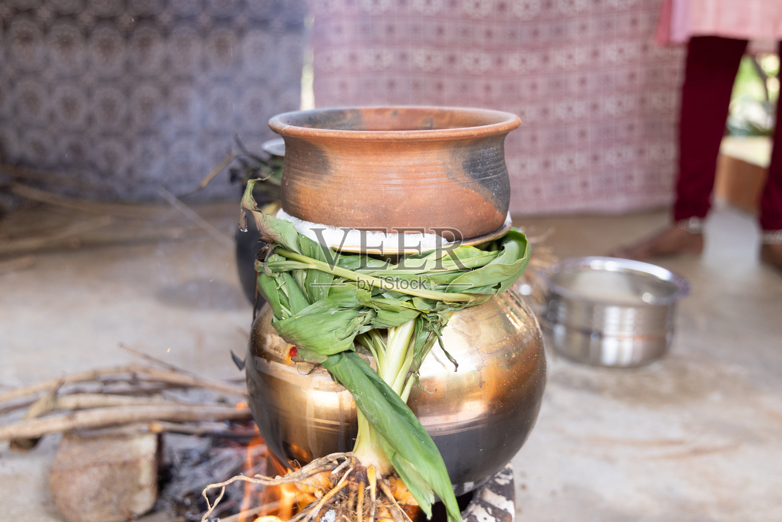 庆祝传统泰国丰收节，向太阳神献祭，使用锅、灯、木火炉、水果和甘蔗。在沙炉中以传统方式制作甜米饭（Sakkarai Pongal）和咸米饭（Ven Pongal）。照片摄影图片