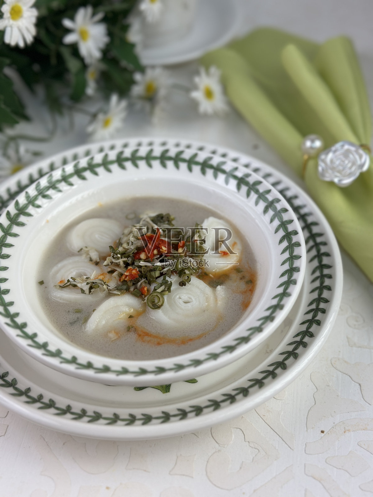 鱼肉汤中的拉克萨姆或平米粉，配以白色餐具。照片摄影图片