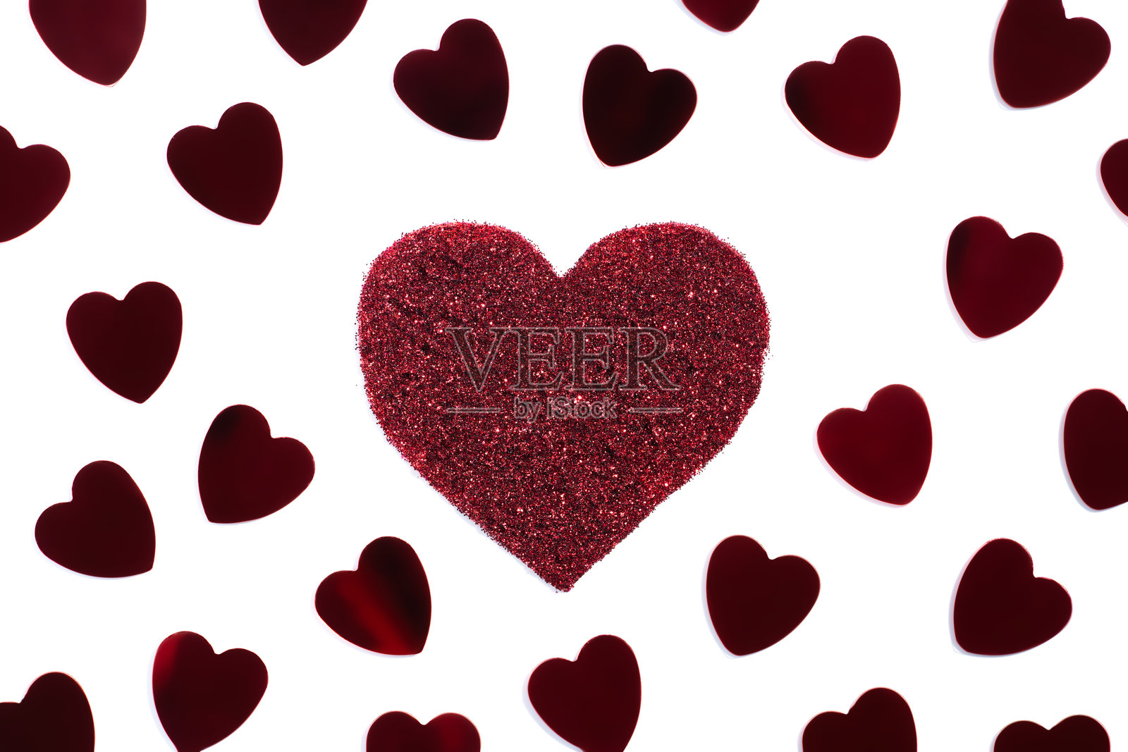 白色背景上的红色闪亮心形图案照片摄影图片
