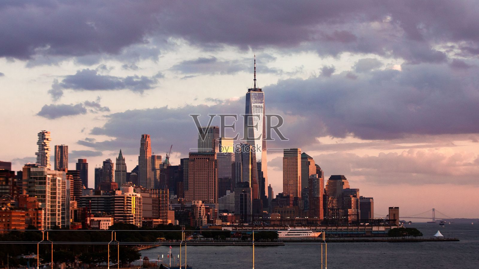 纽约市日落时的天际线。照片摄影图片