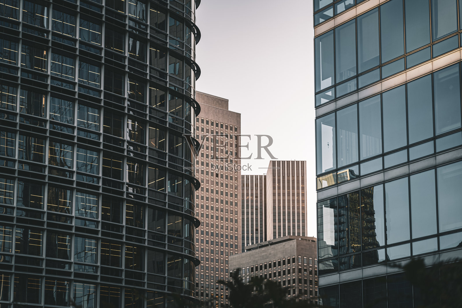 低角度视图的摩天大楼照片摄影图片