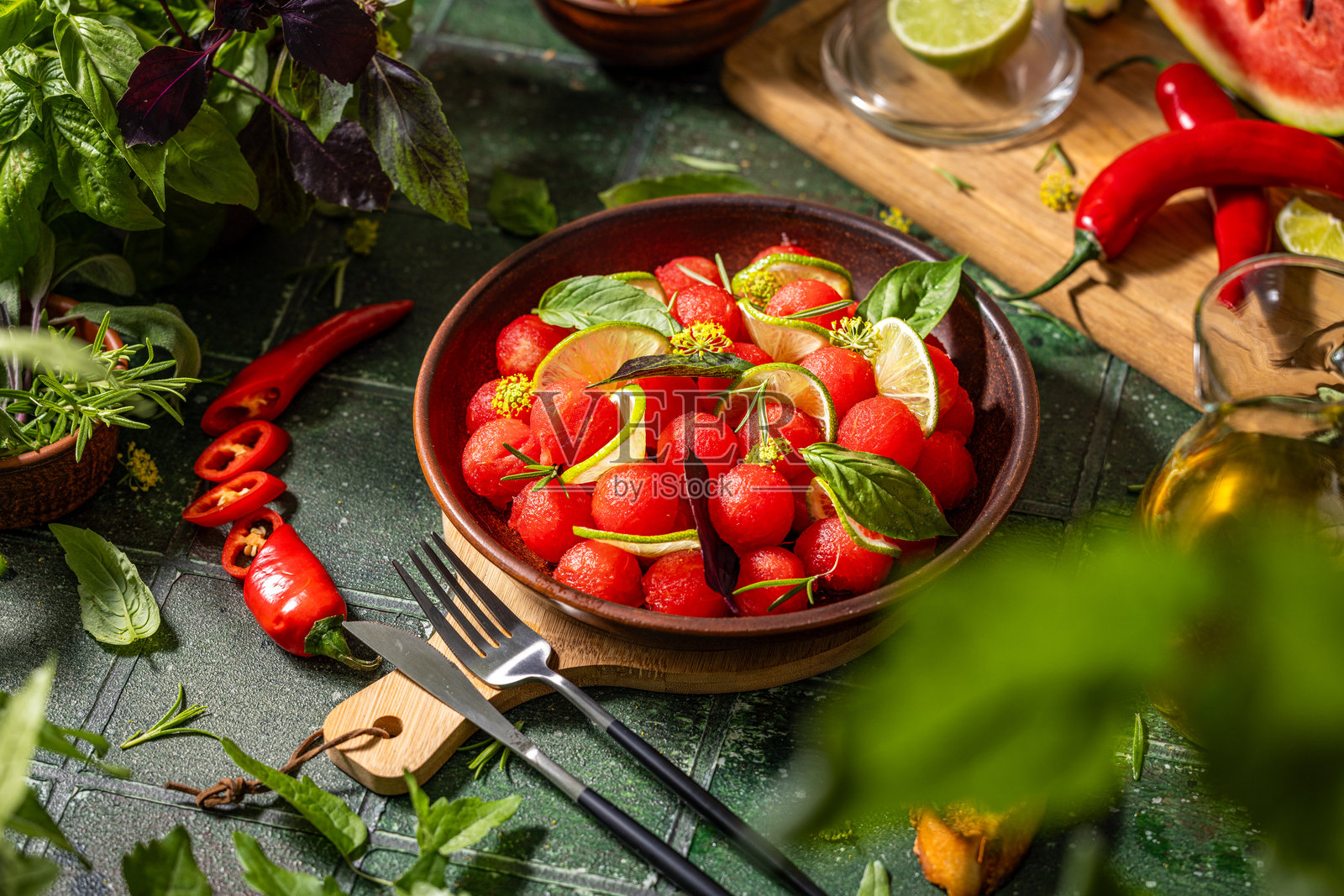 西瓜青柠沙拉，搭配新鲜香草和香料，呈现出清爽的夏季菜肴照片摄影图片
