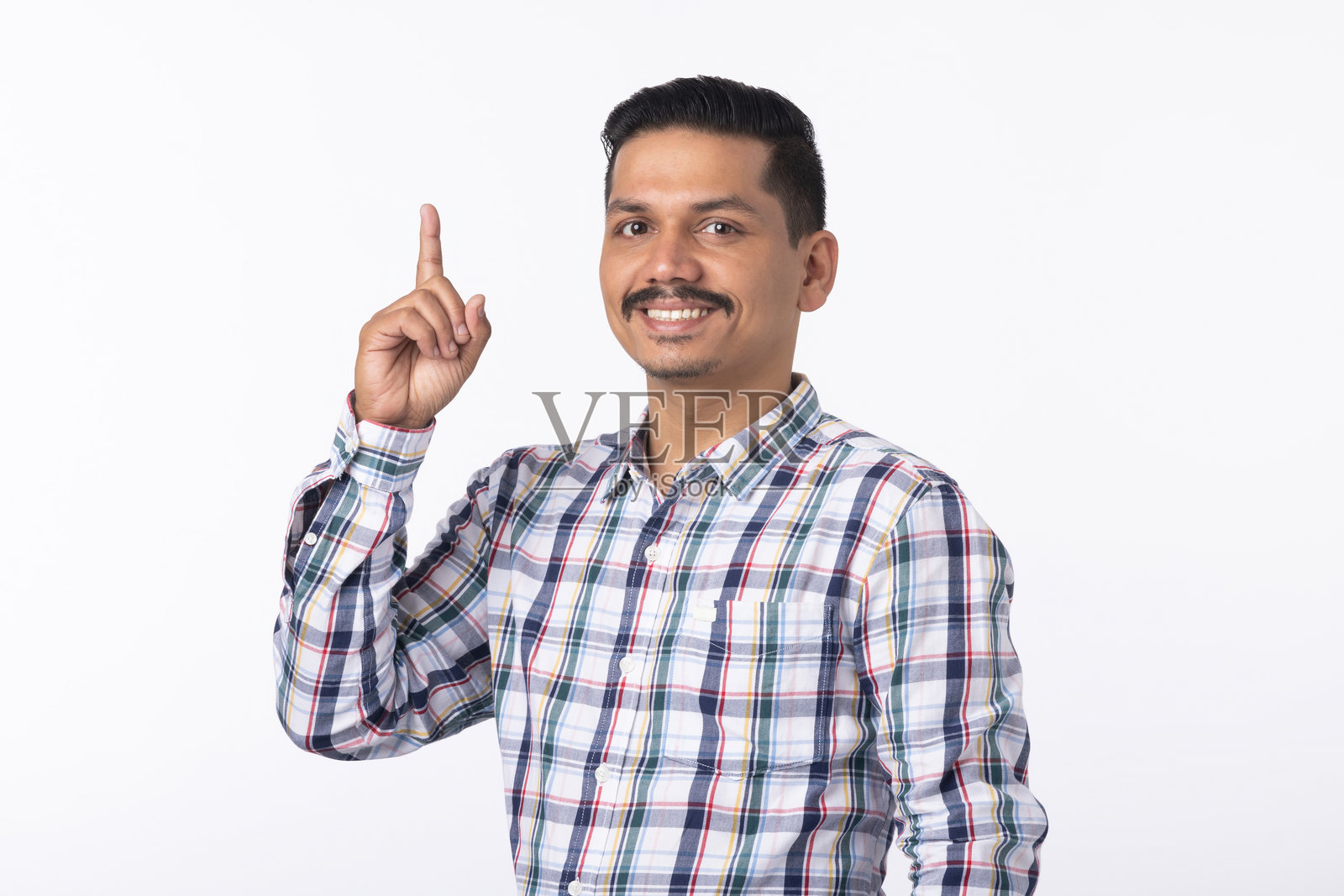 年轻印度男子穿着格子衬衫的肖像，背景为白色照片摄影图片