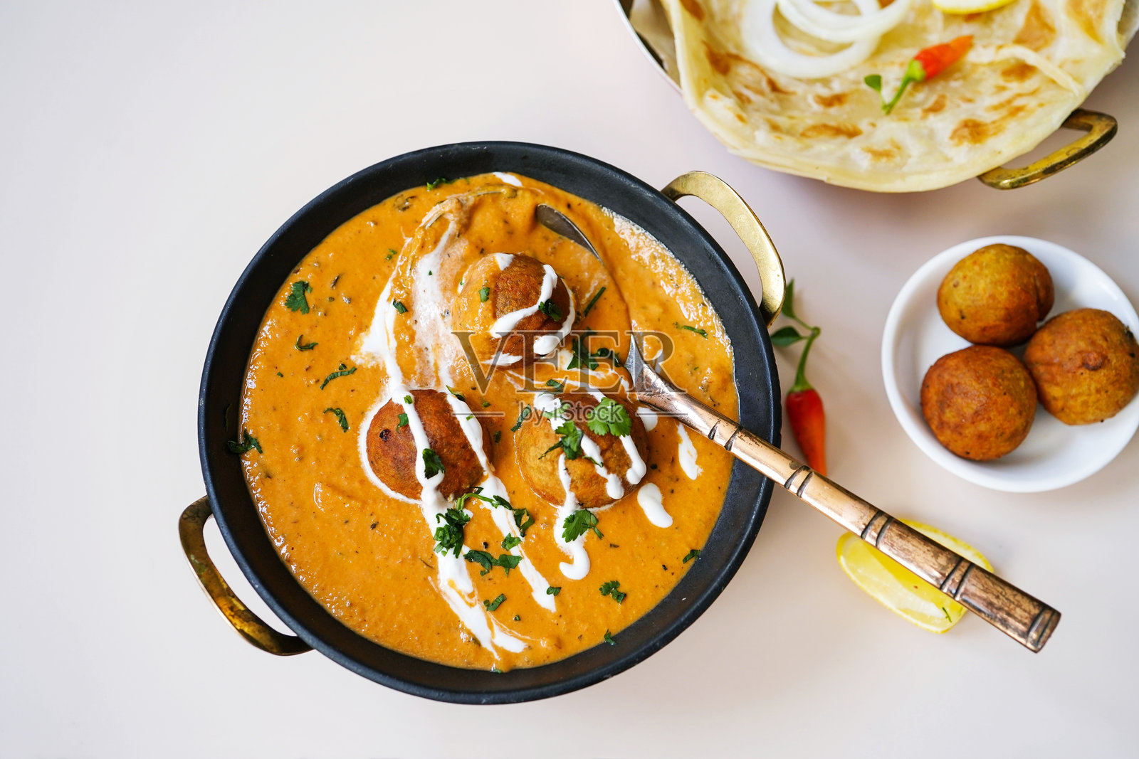 马来咖喱球配烤饼照片摄影图片