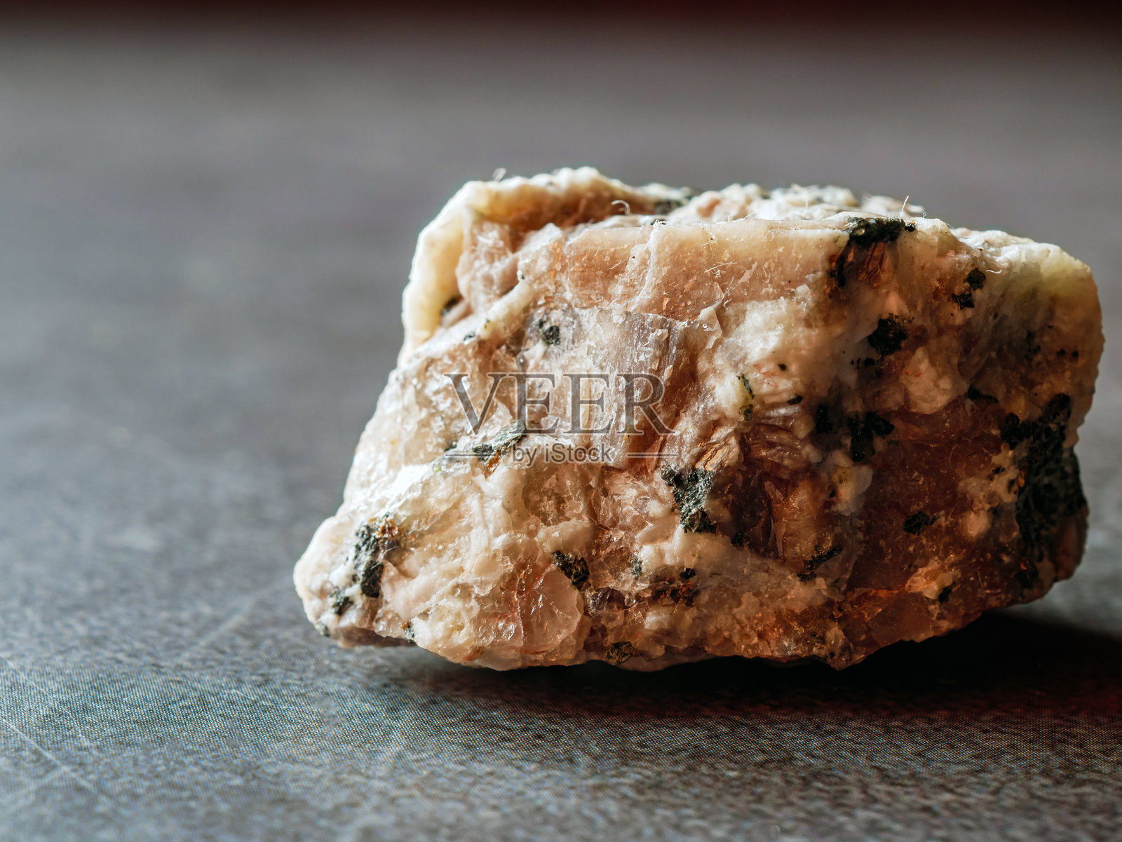 灰色背景上的花岗岩石材特写照片摄影图片