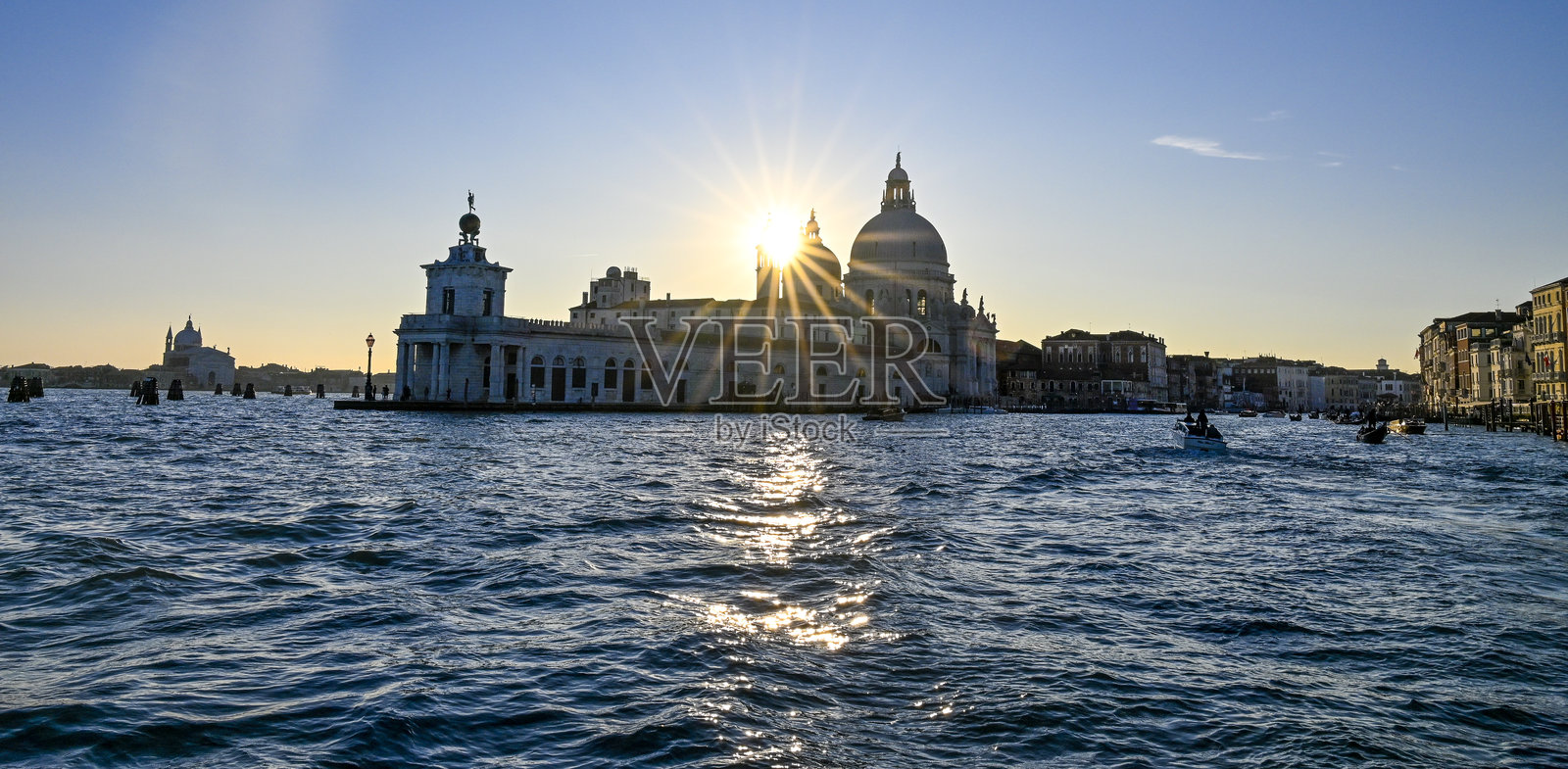 威尼斯阳光下的教堂敬礼。照片摄影图片