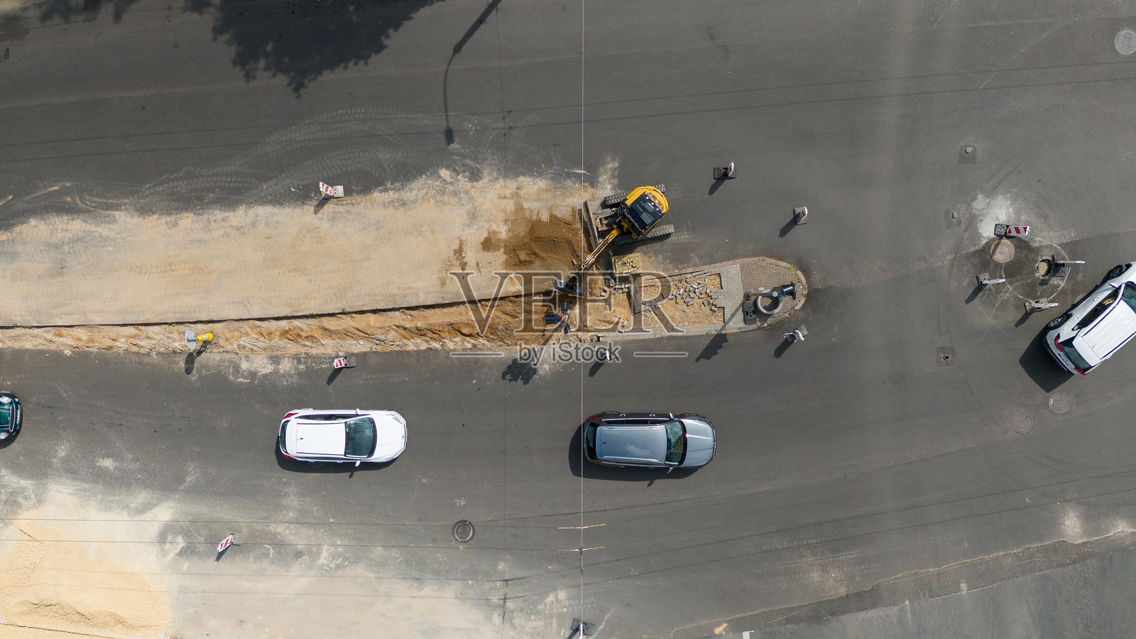 道路施工的鸟瞰图，车辆和机械在忙碌作业照片摄影图片
