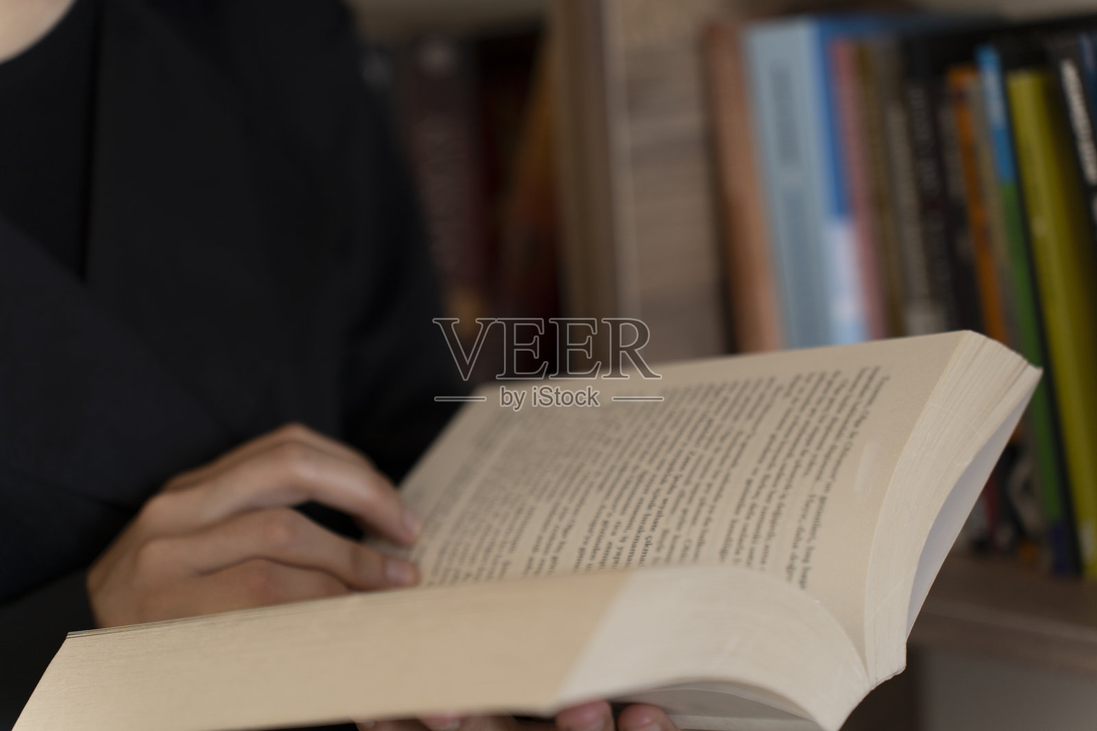 年轻女性在阅读一本书。照片摄影图片