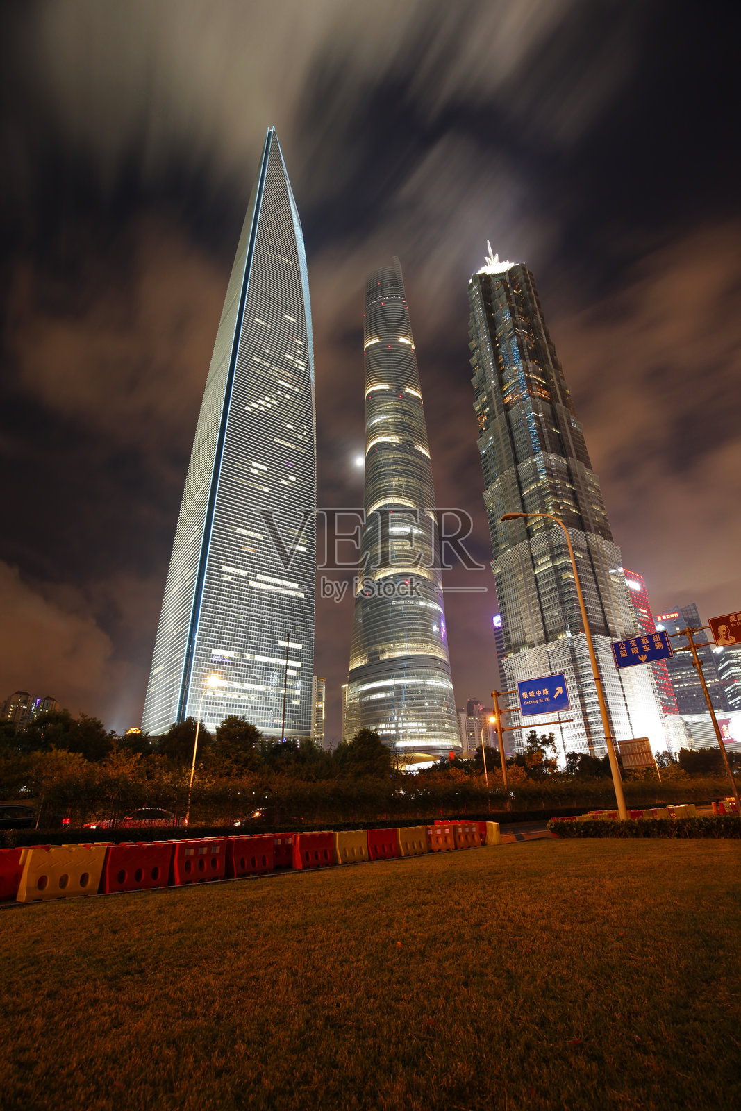 2015年9月25日，中国上海陆家嘴金融区和商业建筑的傍晚，陆家嘴是中国最具影响力的金融中心之一。照片摄影图片