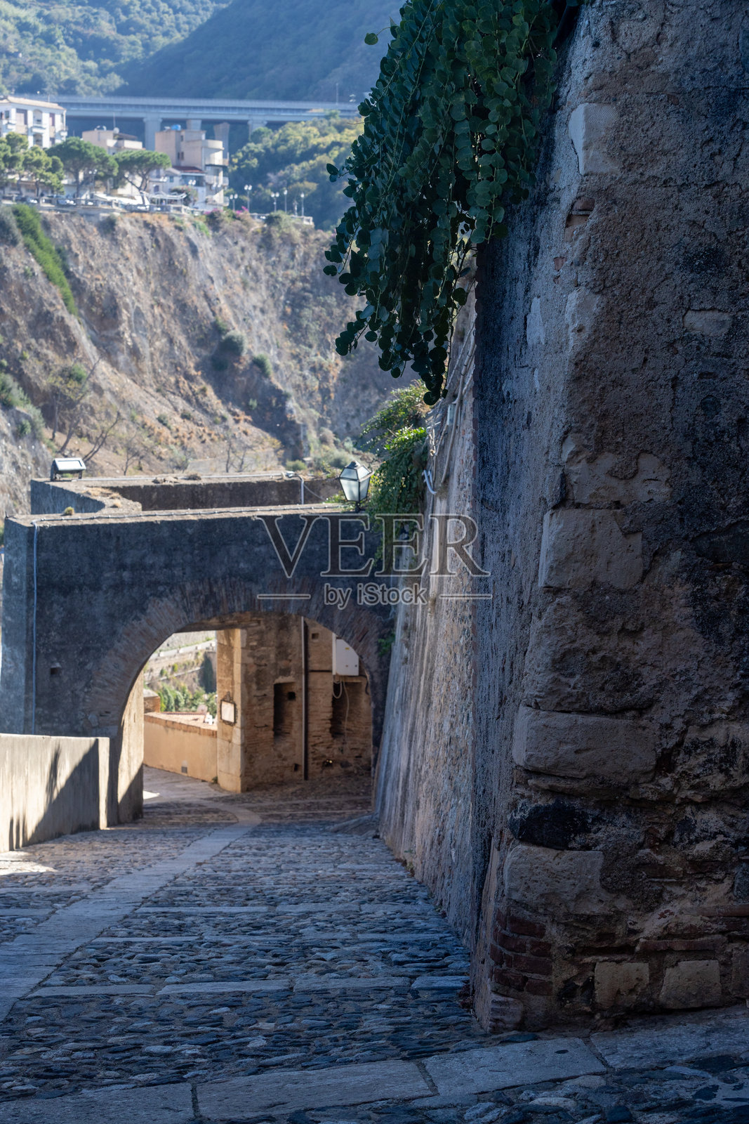 通往城堡的门和意大利卡拉布里亚的斯基拉镇景观照片摄影图片