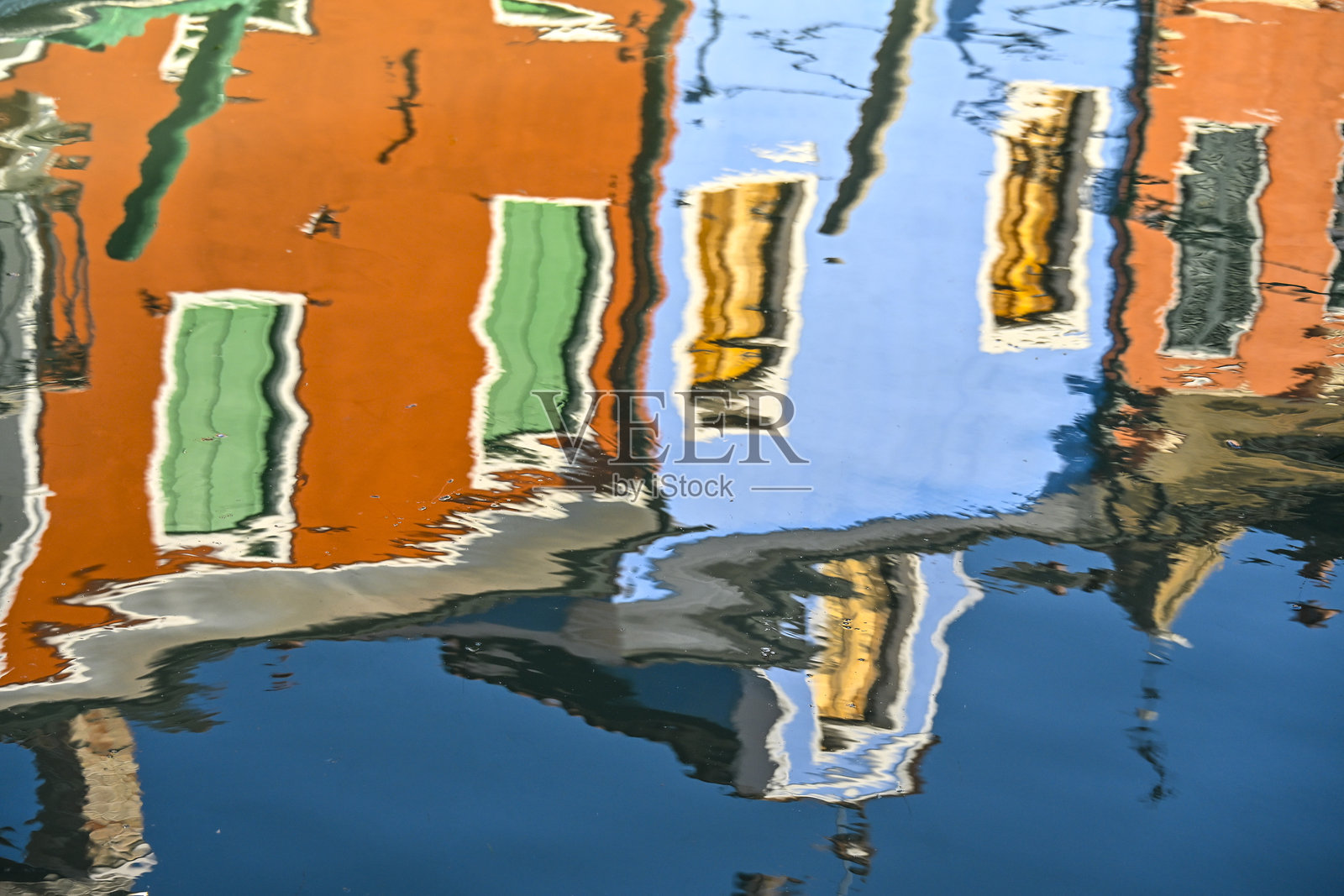 威尼斯布拉诺岛运河中的五彩斑斓的倒影。照片摄影图片