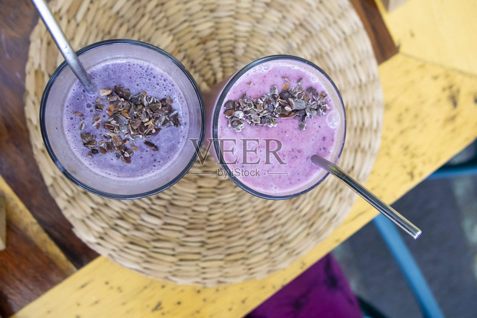 从视角看草莓和浆果冰沙照片摄影图片