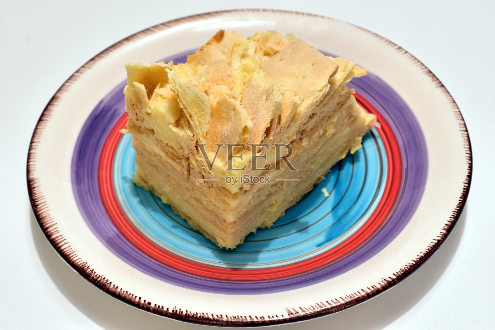 拿破仑蛋糕放在盘子上。照片摄影图片