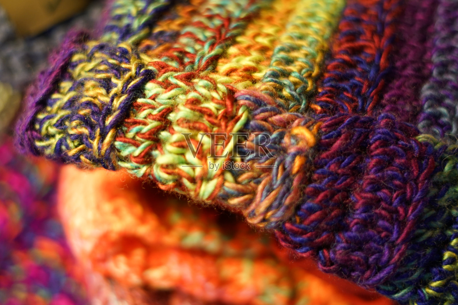 五彩缤纷的毛线帽。照片摄影图片