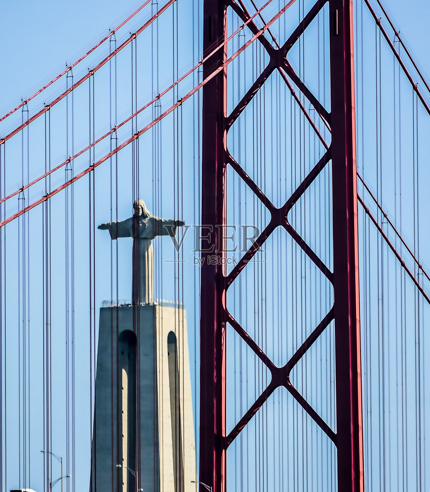 一座顶部有十字架的红色桥梁照片摄影图片
