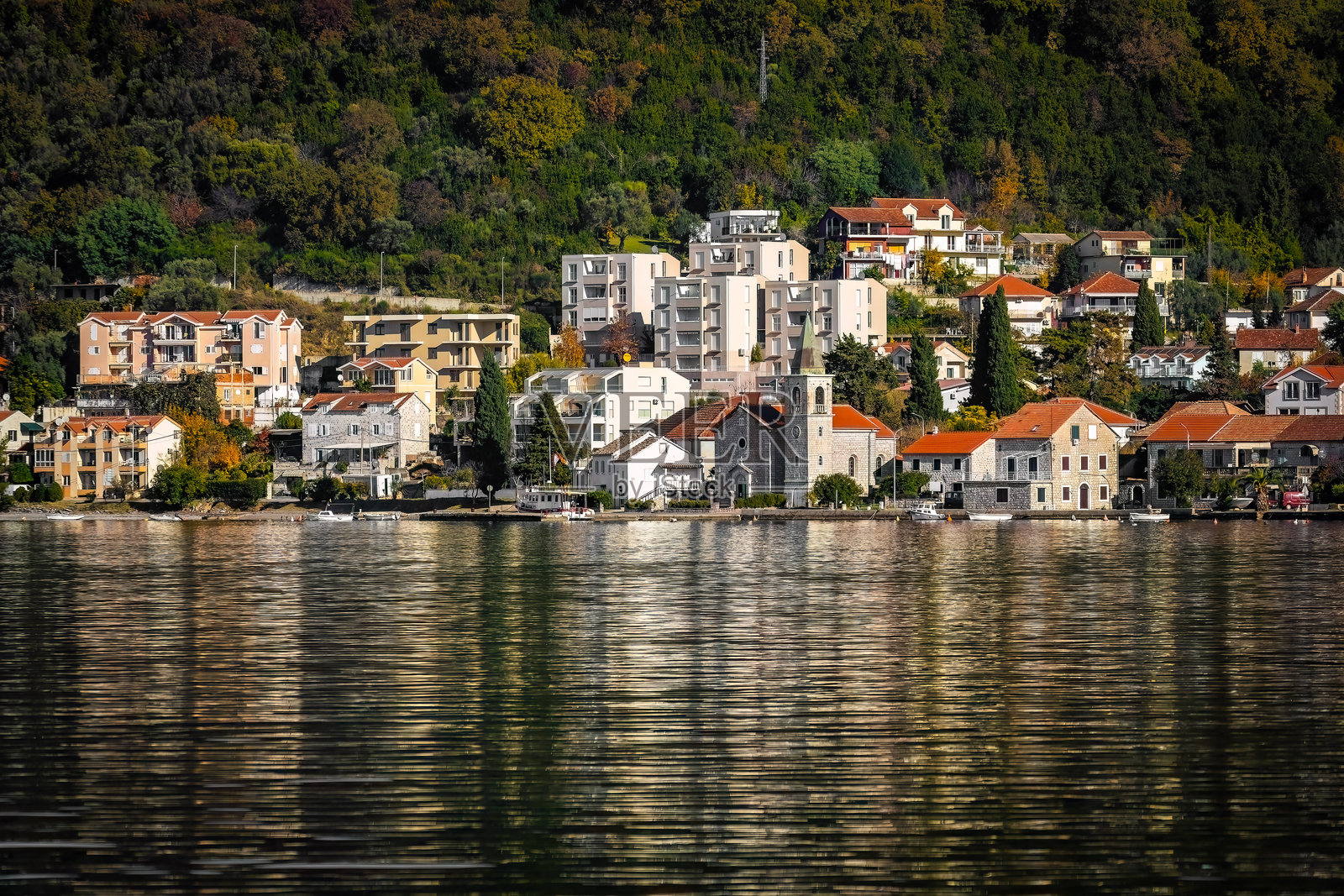 从水面看提瓦特海港湾及船只的景观照片摄影图片