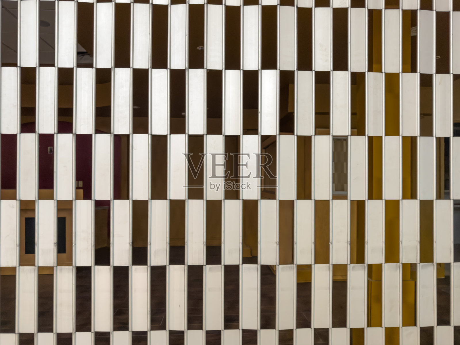 零售店内铝制安全门的特写照片，展示了其制造的闭合网格图案。照片摄影图片