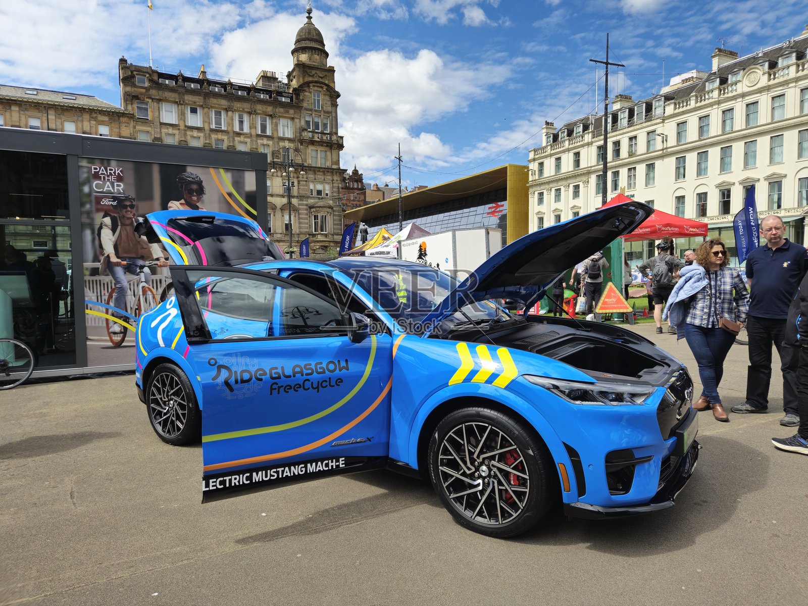 在苏格兰格拉斯哥的福特野马Mach-E电动车照片摄影图片