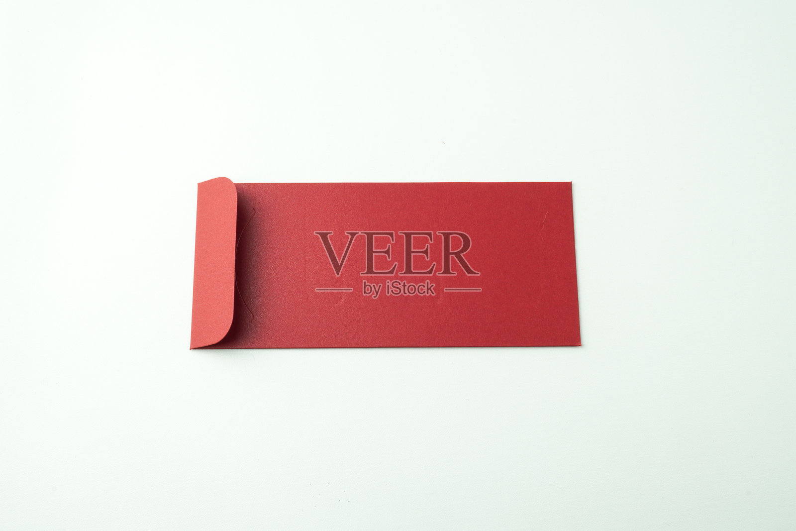 一堆红色信封礼物，孤立在白色背景上。春节概念。空白文本空间。剪切图像的模拟。照片摄影图片