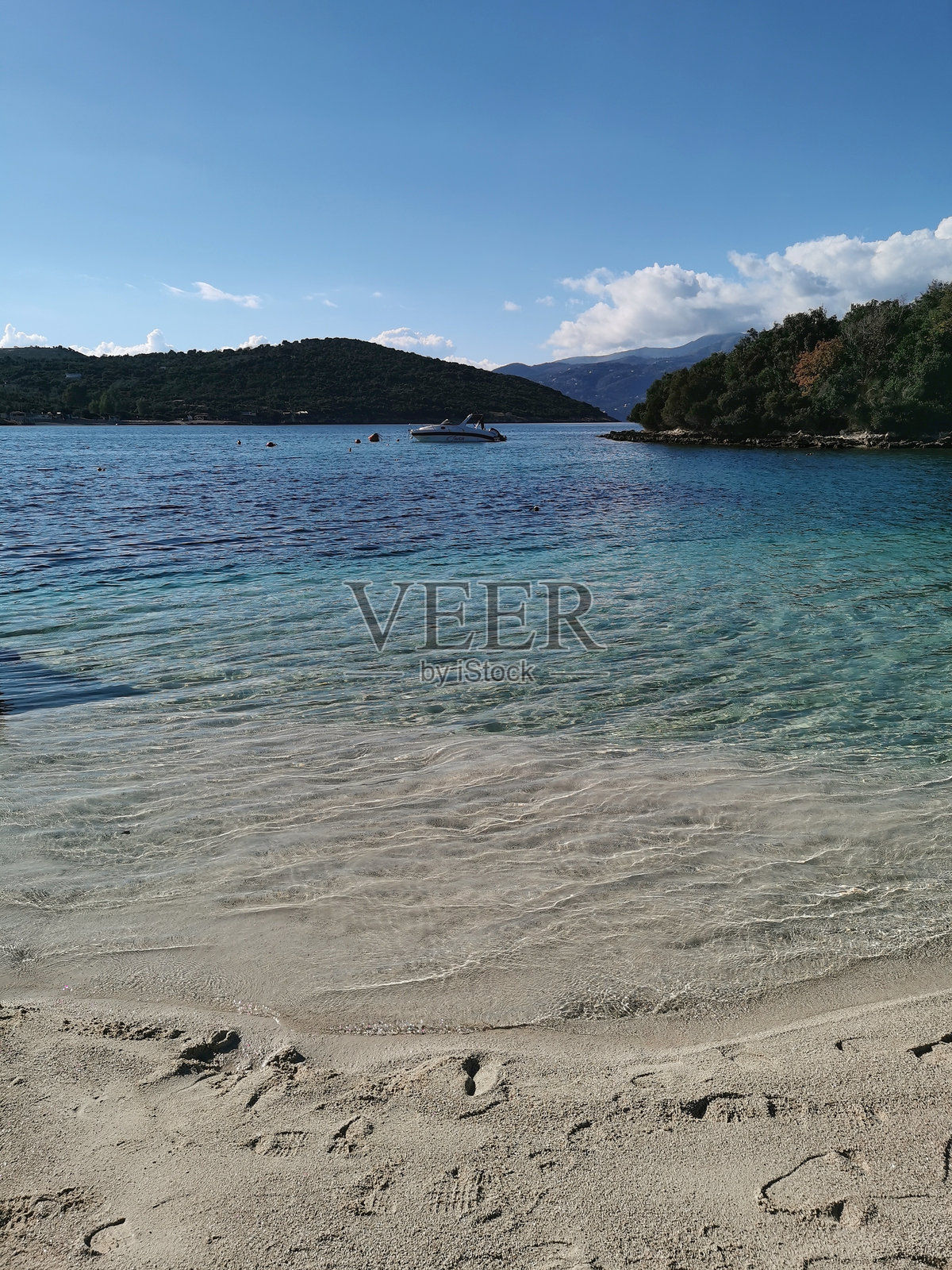 美丽的海景，蓝天和白云。阿尔巴尼亚，卡斯米尔照片摄影图片