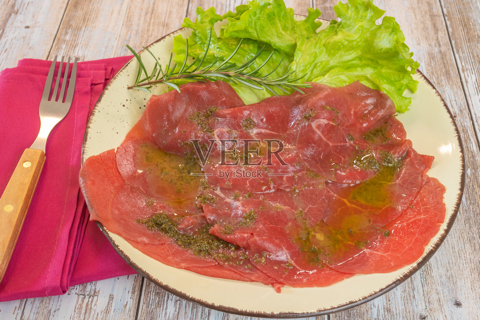 牛肉生肉片特写，放在盘子上照片摄影图片