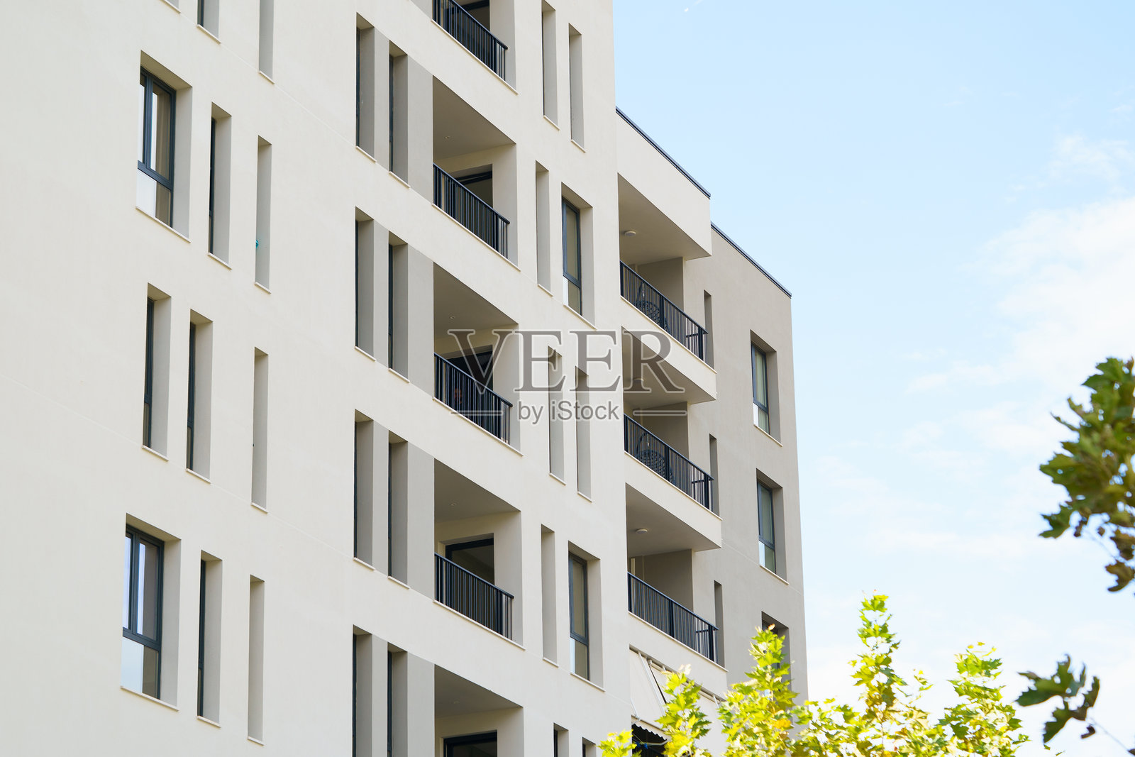 阿尔巴尼亚海岸附近的现代极简主义公寓建筑，地中海风格。外籍房地产、数字游牧者、度假公寓租赁的概念。照片摄影图片