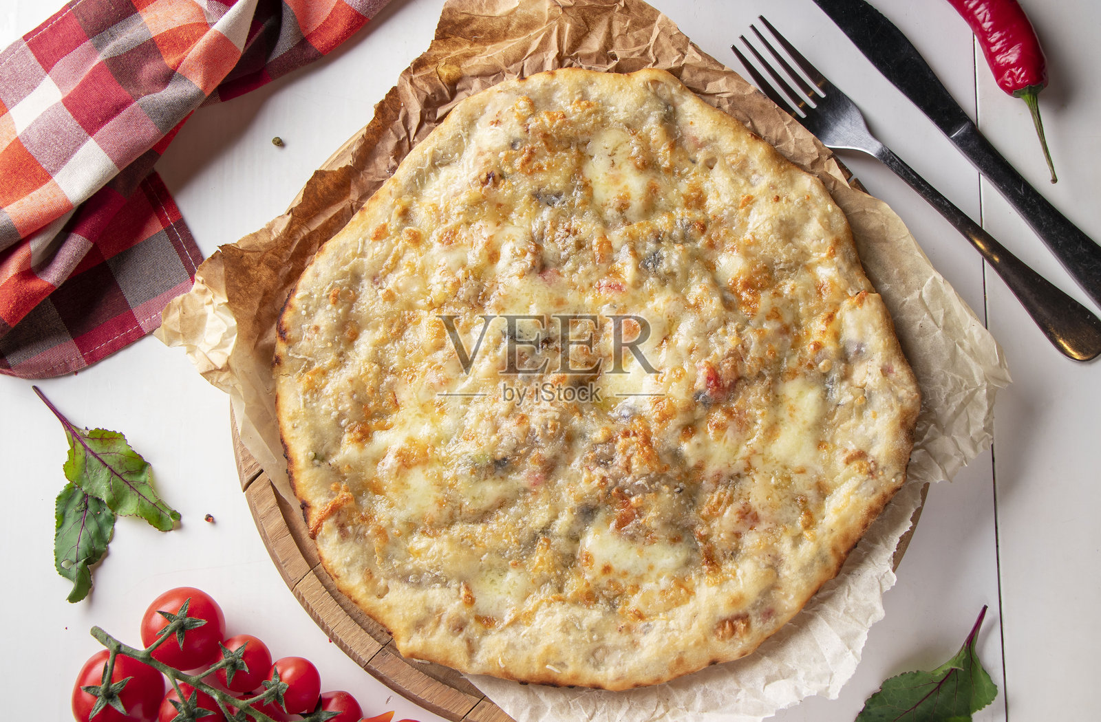 奶酪和蘑菇的哈恰普里，放在木板上煎制而成照片摄影图片