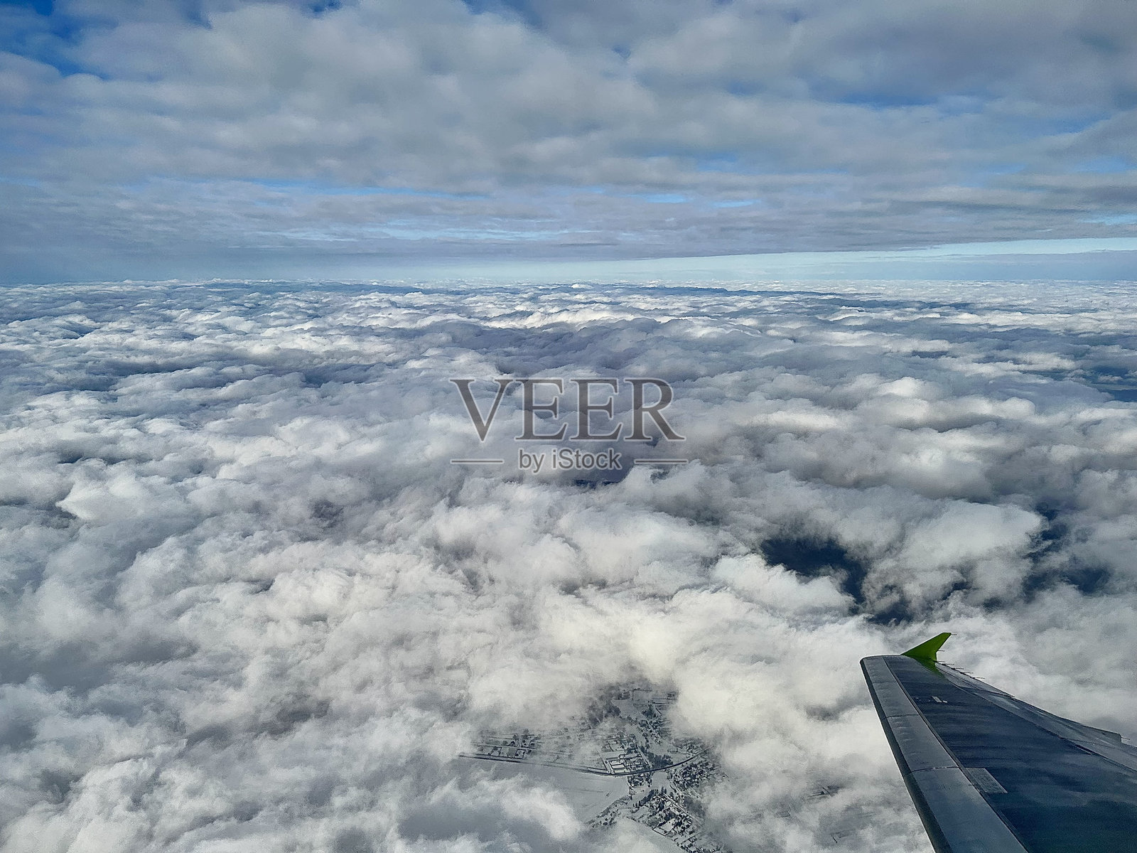 冬季天空之上：从多莫杰多沃起飞照片摄影图片