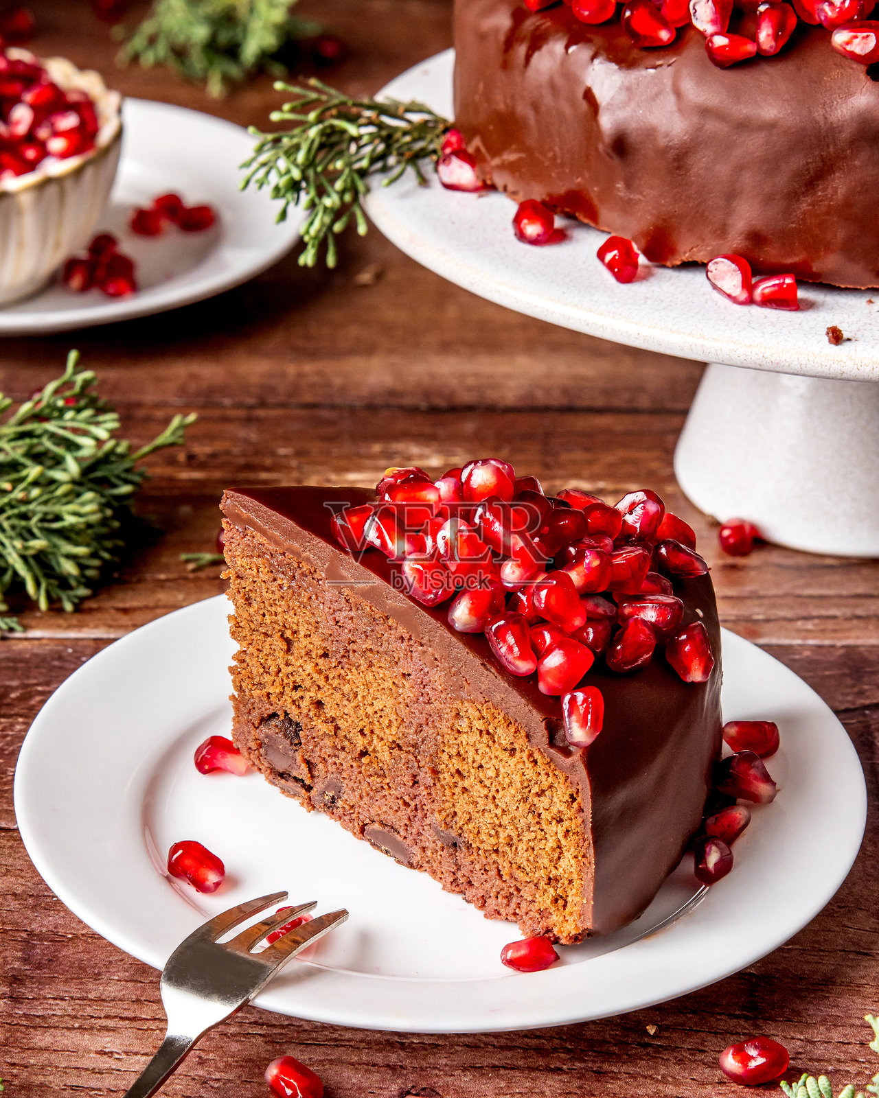 巧克力蛋糕切片，上面点缀着石榴籽，特写镜头照片摄影图片
