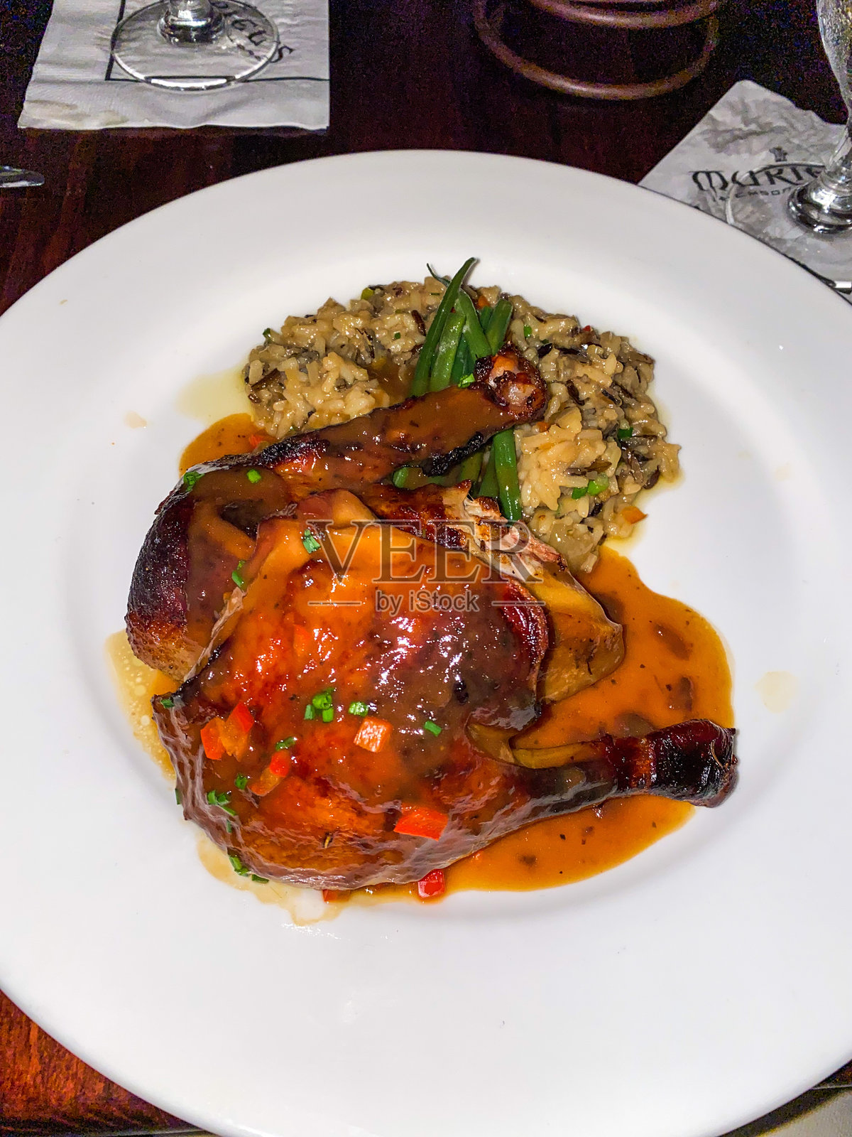 餐厅里的半只鸡照片摄影图片