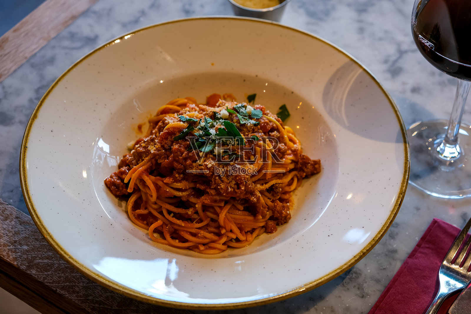 羊肉酱意大利面照片摄影图片