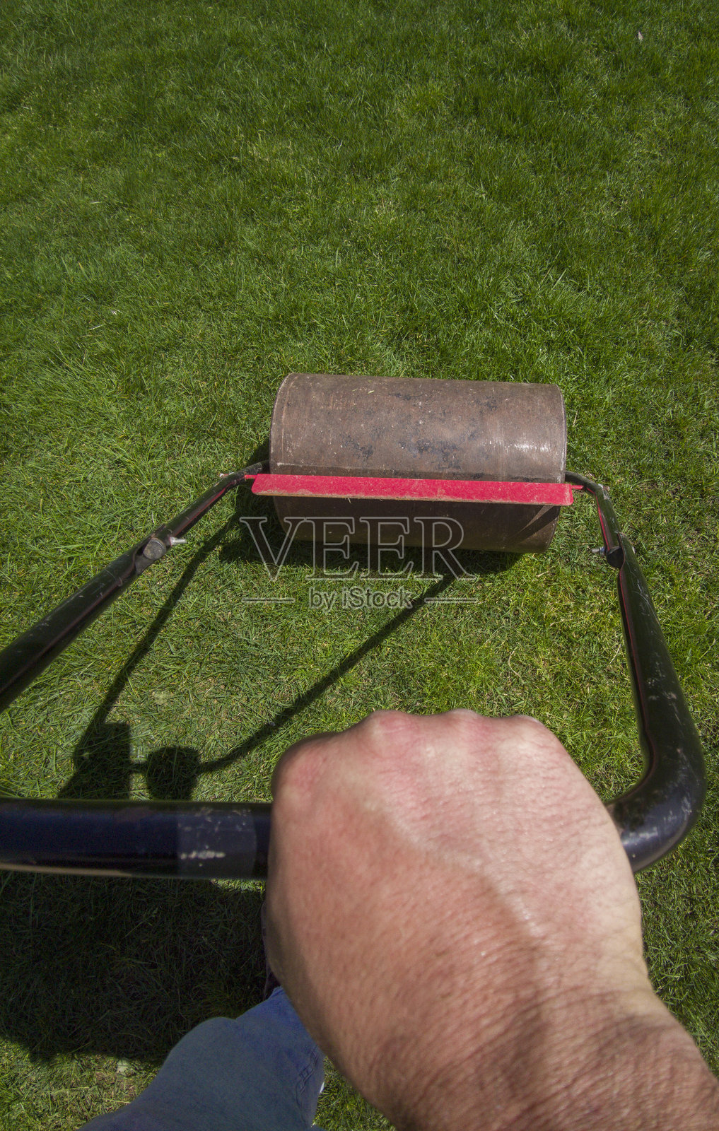 草坪滚筒在工作中照片摄影图片