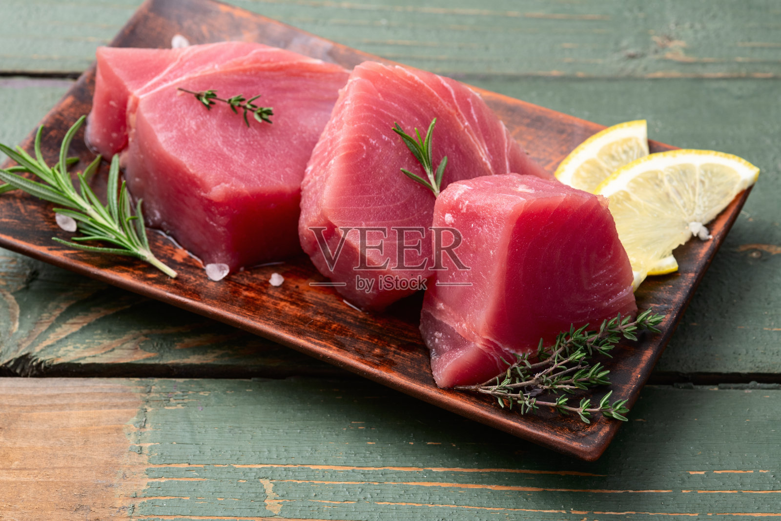 生鲜金枪鱼排（鱼片）摄影。俯视图照片摄影图片