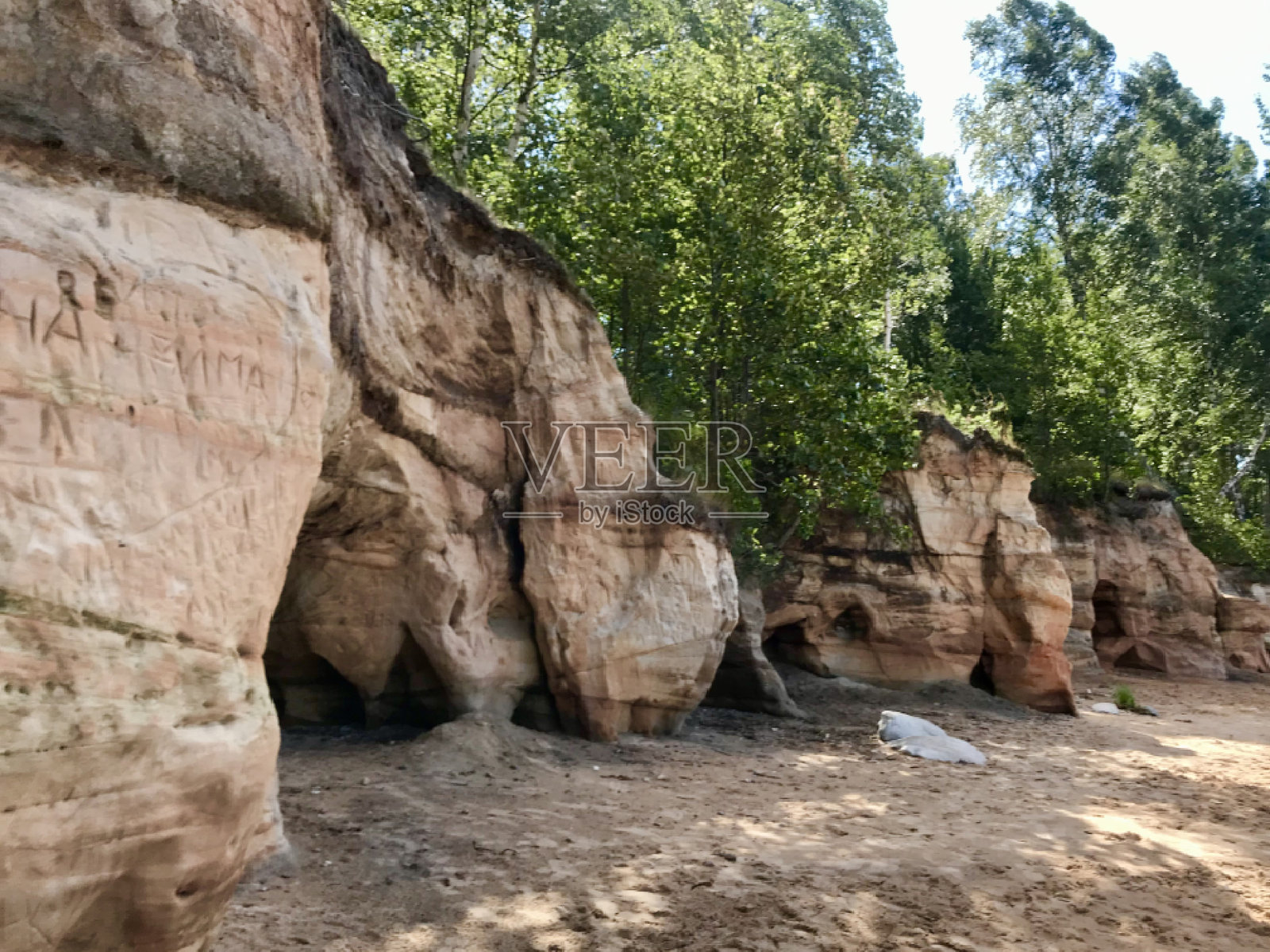 神秘的洞穴，因波罗的海的水而形成照片摄影图片