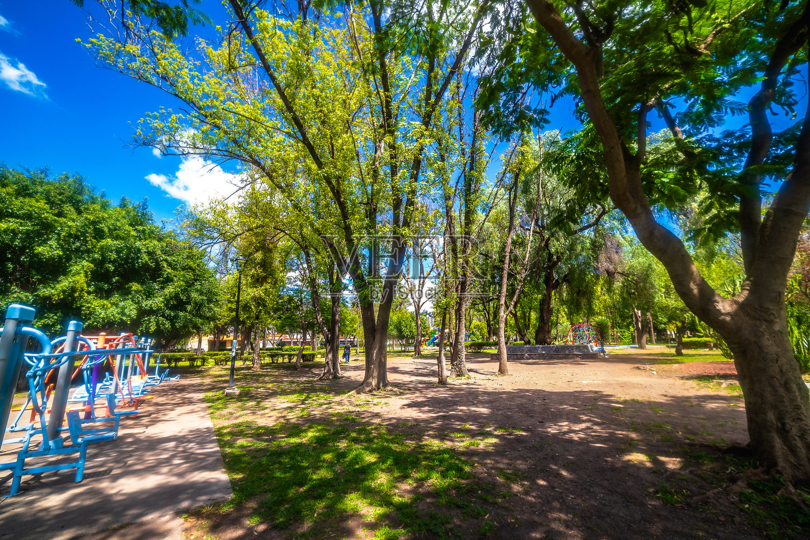 奎雷塔罗的卡雷塔斯公园，树木环绕，蓝天映衬。照片摄影图片