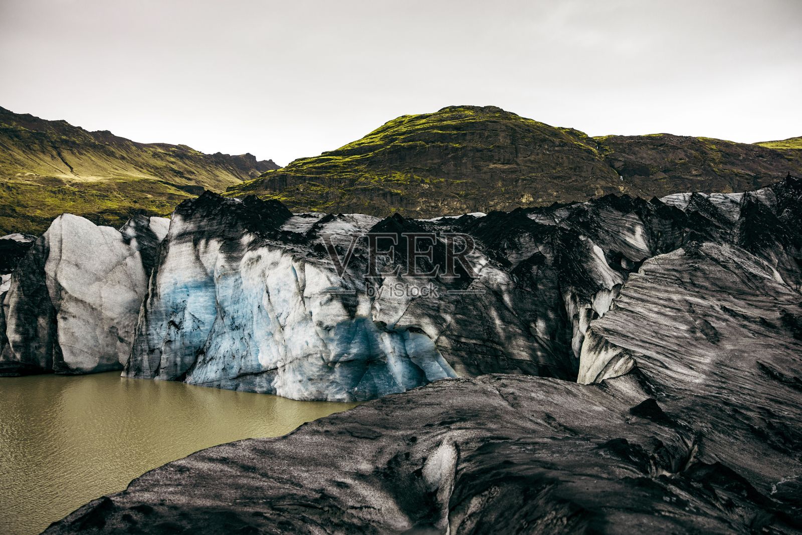 冰岛云雾下对比鲜明的黑白冰川景观。照片摄影图片
